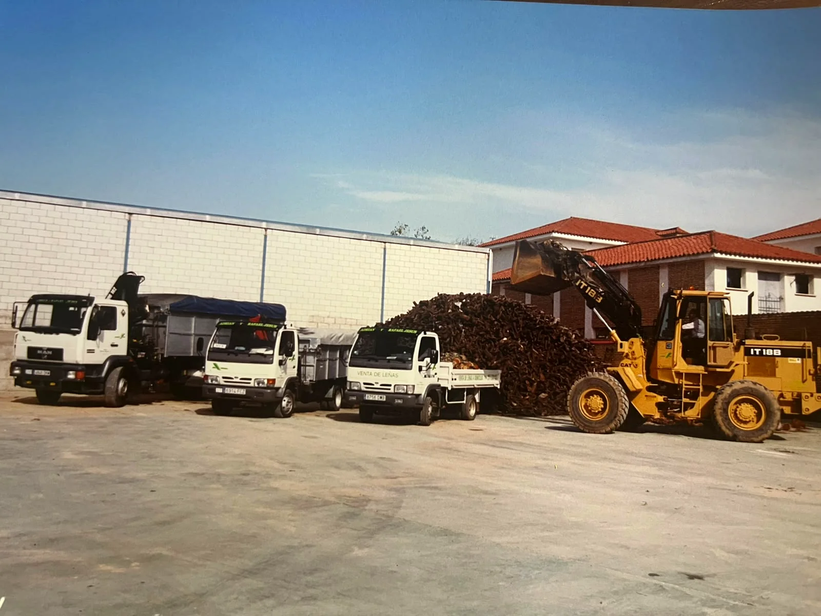 Fotografía del archivo histórico familiar Camiones y maquinaria en nuestras instalaciones