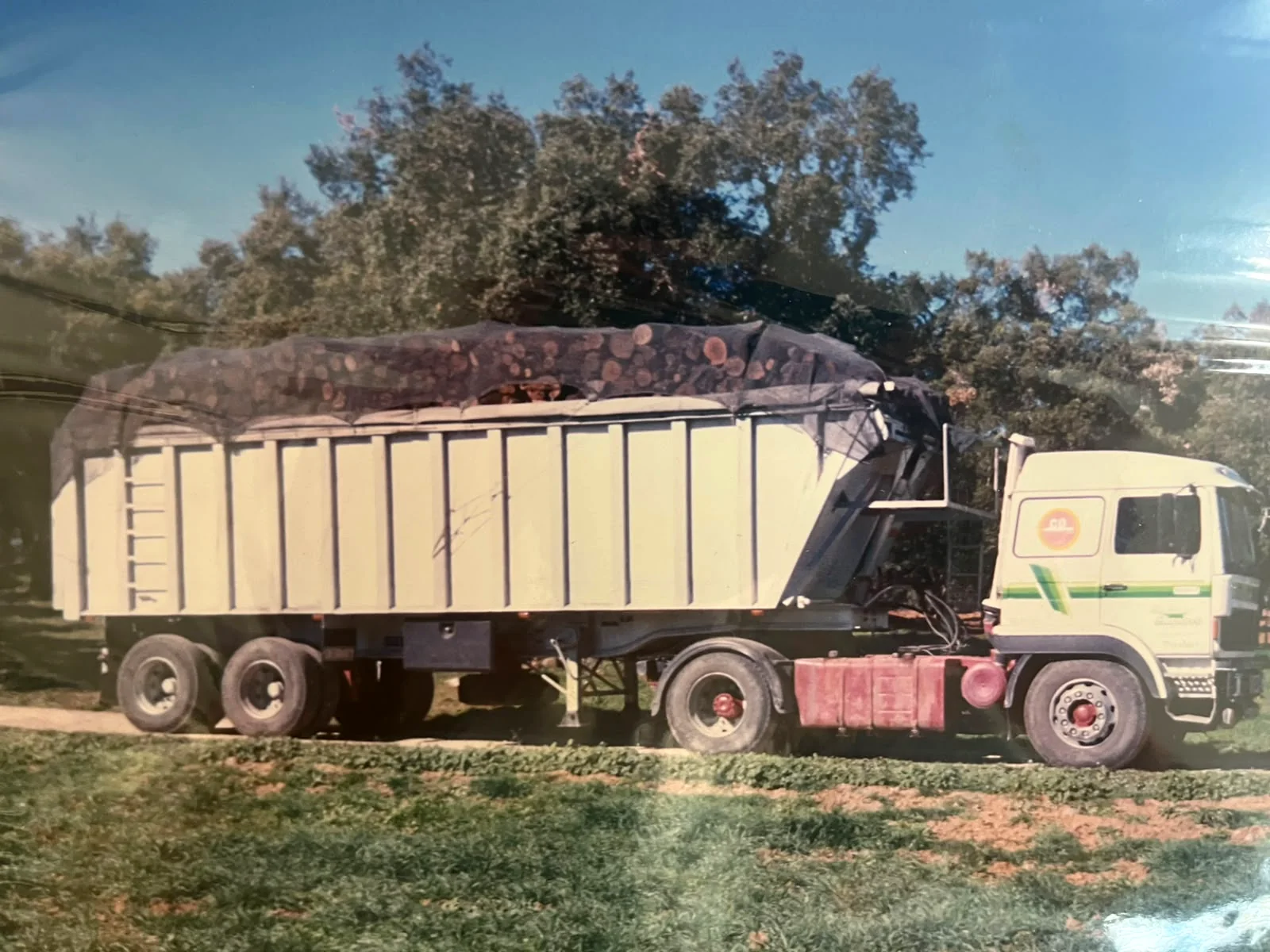 Fotografía del archivo histórico familiar Transporte de leña en nuestros comienzos