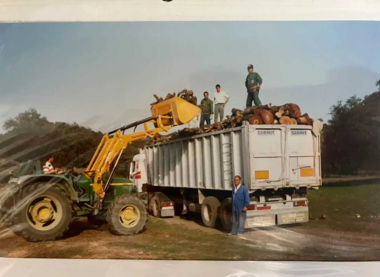 Fotografía del archivo histórico familiar Carga de leña y maquinaria